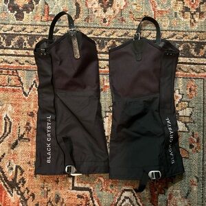 Black crystal snow gaiters